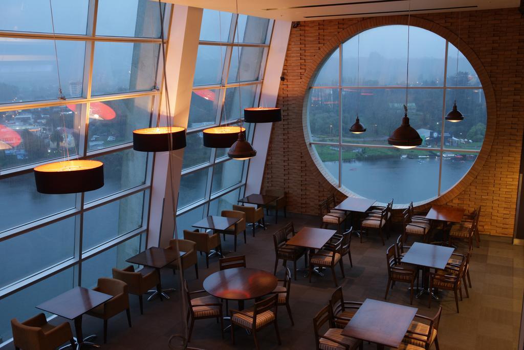 Hotel Dreams Valdivia Kültér fotó The interior of the restaurant