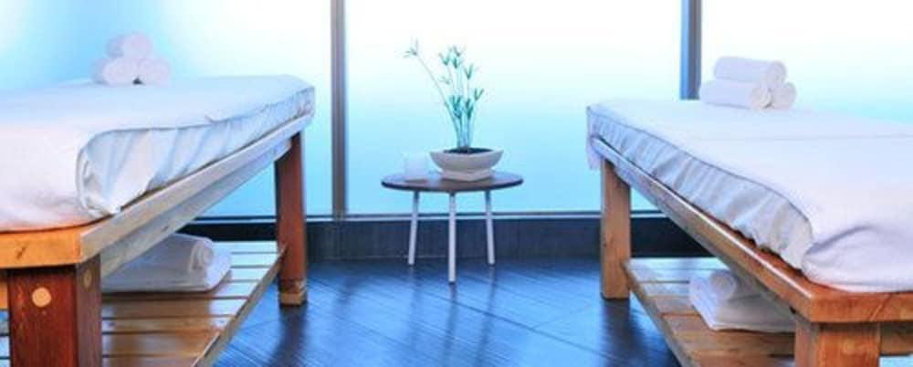 Hotel Dreams Valdivia Kültér fotó A small table with a plant