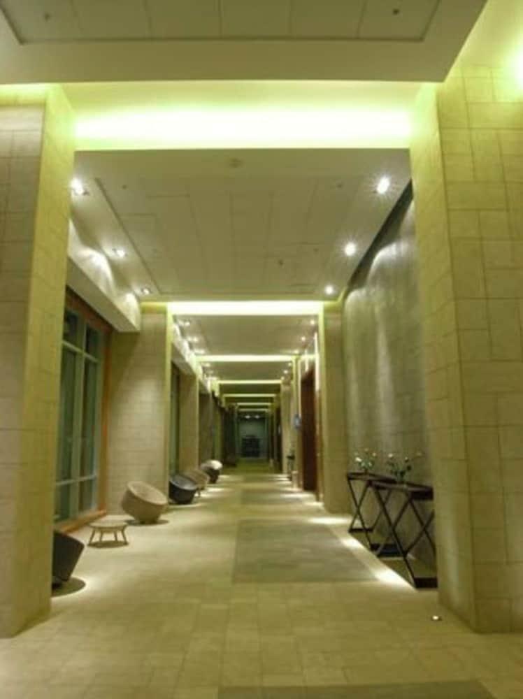 Hotel Dreams Valdivia Kültér fotó A corridor at the hotel